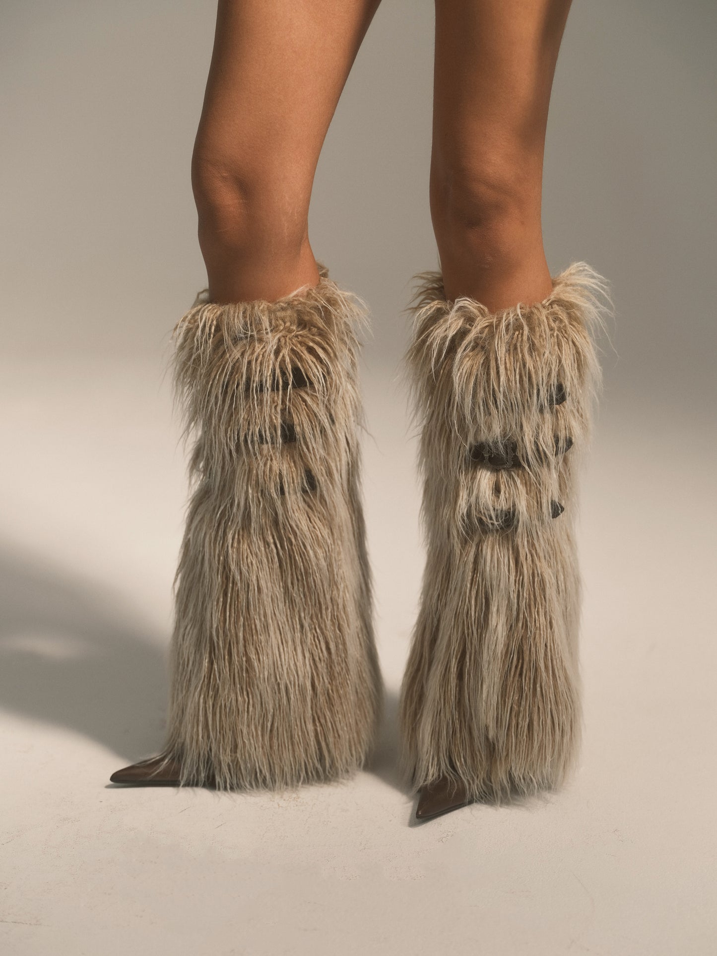 GRADIENT BROWN BUCKLED FAUX FUR LEG WARMERS