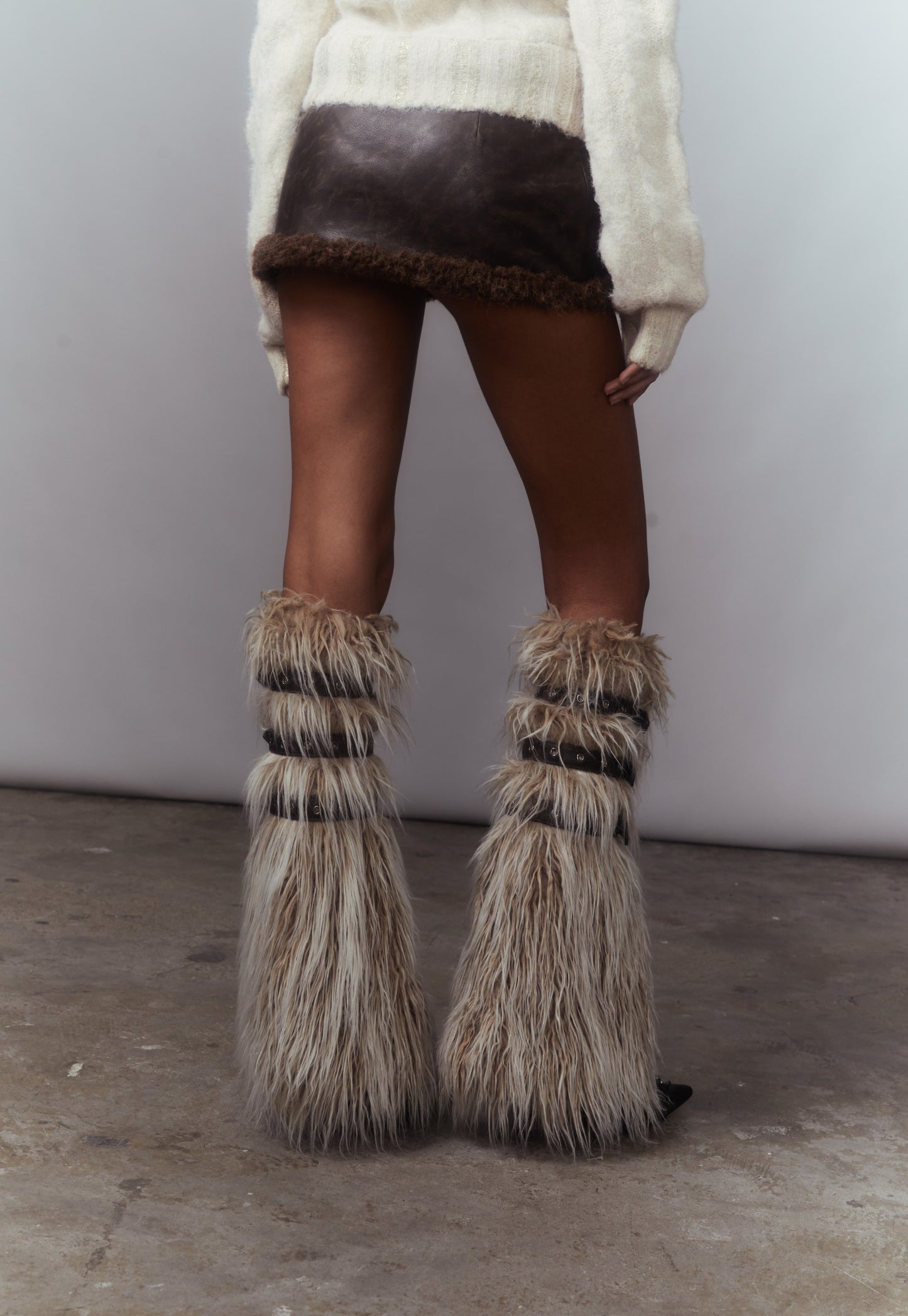 GRADIENT BROWN BUCKLED FAUX FUR LEG WARMERS